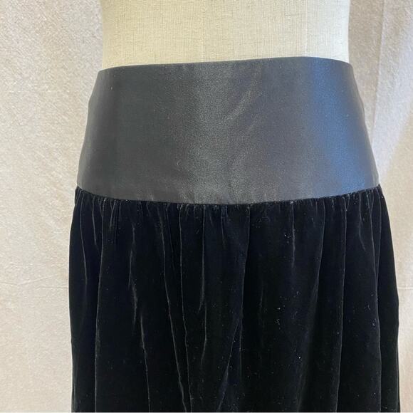 Dolce & Gabbana black velvet A Line Bubble Hem Mini Skirt Size Small/Medium - Picture 4 of 15